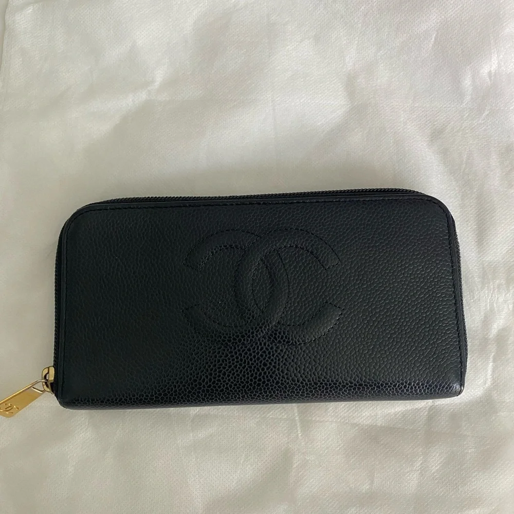 Chanel Black Caviar Leather Wallet with Iconic Logo - Picture 2 of 12